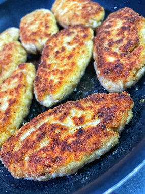 Kızartma tavasında kızarmış et, et, tuz, yemek, yemek, yemek, malzemeler, yağ, yağ.