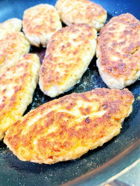 Kızartma tavasında kızarmış et, et, tuz, yemek, yemek, yemek, malzemeler, yağ, yağ.