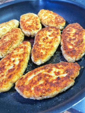 Kızartma tavasında kızarmış et, et, tuz, yemek, yemek, yemek, malzemeler, yağ, yağ.