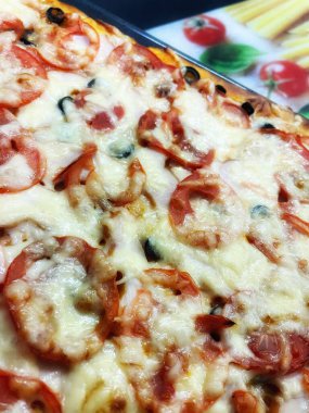 Ev yapımı hamur işleri, pasta, pizza, domates, rendelenmiş, fırında pişirilmiş, sert peynir, yemek, lezzetli, mutfak, masa, bakkaliye, kalori, uzun yaşam süresi.