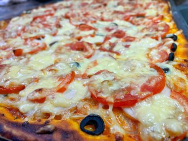 Ev yapımı hamur işleri, pasta, pizza, domates, rendelenmiş, fırında pişirilmiş, sert peynir, yemek, lezzetli, mutfak, masa, bakkaliye, kalori, uzun yaşam süresi.