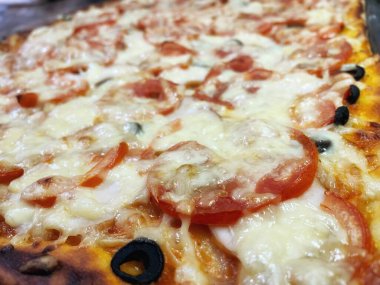 Ev yapımı hamur işleri, pasta, pizza, domates, rendelenmiş, fırında pişirilmiş, sert peynir, yemek, lezzetli, mutfak, masa, bakkaliye, kalori, uzun yaşam süresi.