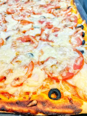 Ev yapımı hamur işleri, pasta, pizza, domates, rendelenmiş, fırında pişirilmiş, sert peynir, yemek, lezzetli, mutfak, masa, bakkaliye, kalori, uzun yaşam süresi.