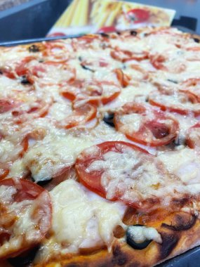 Ev yapımı hamur işleri, pasta, pizza, domates, rendelenmiş, fırında pişirilmiş, sert peynir, yemek, lezzetli, mutfak, masa, bakkaliye, kalori, uzun yaşam süresi.