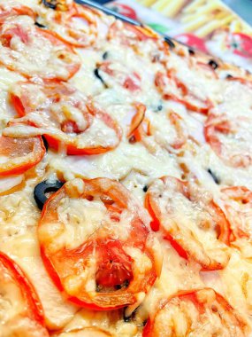 Ev yapımı hamur işleri, pasta, pizza, domates, rendelenmiş, fırında pişirilmiş, sert peynir, yemek, lezzetli, mutfak, masa, bakkaliye, kalori, uzun yaşam süresi.