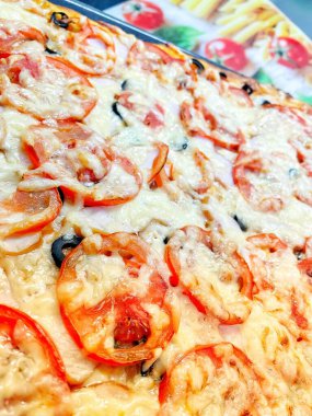 Ev yapımı hamur işleri, pasta, pizza, domates, rendelenmiş, fırında pişirilmiş, sert peynir, yemek, lezzetli, mutfak, masa, bakkaliye, kalori, uzun yaşam süresi.