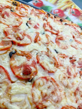 Ev yapımı hamur işleri, pasta, pizza, domates, rendelenmiş, fırında pişirilmiş, sert peynir, yemek, lezzetli, mutfak, masa, bakkaliye, kalori, uzun yaşam süresi.