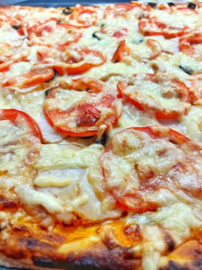 Ev yapımı hamur işleri, pasta, pizza, domates, rendelenmiş, fırında pişirilmiş, sert peynir, yemek, lezzetli, mutfak, masa, bakkaliye, kalori, uzun yaşam süresi.