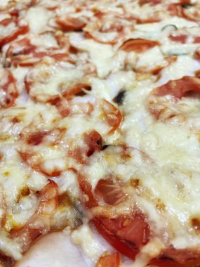 Ev yapımı hamur işleri, pasta, pizza, domates, rendelenmiş, fırında pişirilmiş, sert peynir, yemek, lezzetli, mutfak, masa, bakkaliye, kalori, uzun yaşam süresi.