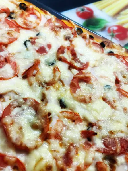 Ev yapımı hamur işleri, pasta, pizza, domates, rendelenmiş, fırında pişirilmiş, sert peynir, yemek, lezzetli, mutfak, masa, bakkaliye, kalori, uzun yaşam süresi.