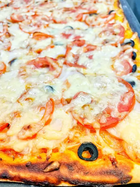 Ev yapımı hamur işleri, pasta, pizza, domates, rendelenmiş, fırında pişirilmiş, sert peynir, yemek, lezzetli, mutfak, masa, bakkaliye, kalori, uzun yaşam süresi.