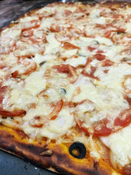 Ev yapımı hamur işleri, pasta, pizza, domates, rendelenmiş, fırında pişirilmiş, sert peynir, yemek, lezzetli, mutfak, masa, bakkaliye, kalori, uzun yaşam süresi.