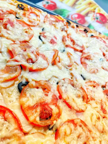 Ev yapımı hamur işleri, pasta, pizza, domates, rendelenmiş, fırında pişirilmiş, sert peynir, yemek, lezzetli, mutfak, masa, bakkaliye, kalori, uzun yaşam süresi.