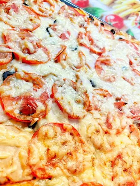 Ev yapımı hamur işleri, pasta, pizza, domates, rendelenmiş, fırında pişirilmiş, sert peynir, yemek, lezzetli, mutfak, masa, bakkaliye, kalori, uzun yaşam süresi.