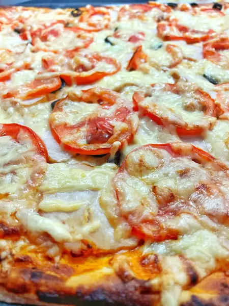 Ev yapımı hamur işleri, pasta, pizza, domates, rendelenmiş, fırında pişirilmiş, sert peynir, yemek, lezzetli, mutfak, masa, bakkaliye, kalori, uzun yaşam süresi.