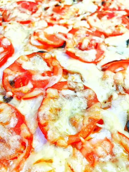 Ev yapımı hamur işleri, pasta, pizza, domates, rendelenmiş, fırında pişirilmiş, sert peynir, yemek, lezzetli, mutfak, masa, bakkaliye, kalori, uzun yaşam süresi.