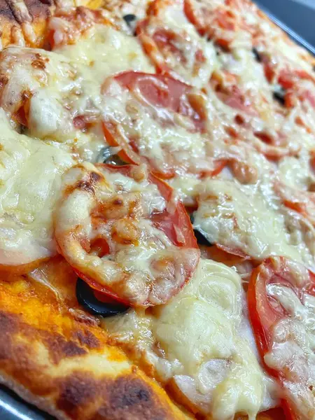 Ev yapımı hamur işleri, pasta, pizza, domates, rendelenmiş, fırında pişirilmiş, sert peynir, yemek, lezzetli, mutfak, masa, bakkaliye, kalori, uzun yaşam süresi.