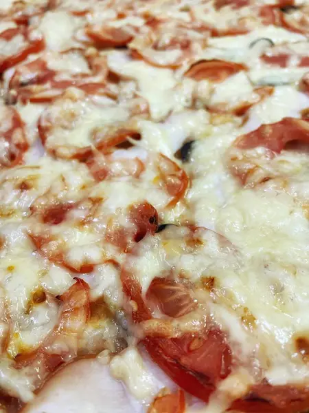 Ev yapımı hamur işleri, pasta, pizza, domates, rendelenmiş, fırında pişirilmiş, sert peynir, yemek, lezzetli, mutfak, masa, bakkaliye, kalori, uzun yaşam süresi.