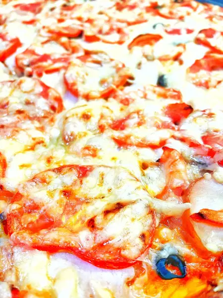 Ev yapımı hamur işleri, pasta, pizza, domates, rendelenmiş, fırında pişirilmiş, sert peynir, yemek, lezzetli, mutfak, masa, bakkaliye, kalori, uzun yaşam süresi.