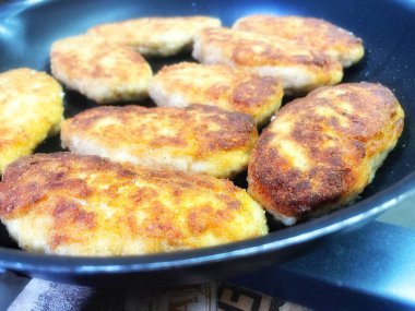 Kızartma tavası, pirzola, et, tavuk, domuz eti, dana eti, dana eti, yağ, kızartma, yağ, yağ, aşçı, mutfak, ev yemeği, yemek, kalori, protein, tuz, lezzetli aşk hayatı.