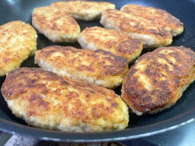 Kızartma tavası, pirzola, et, tavuk, domuz eti, dana eti, dana eti, yağ, kızartma, yağ, yağ, aşçı, mutfak, ev yemeği, yemek, kalori, protein, tuz, lezzetli aşk hayatı.