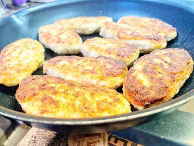 Kızartma tavası, pirzola, et, tavuk, domuz eti, dana eti, dana eti, yağ, kızartma, yağ, yağ, aşçı, mutfak, ev yemeği, yemek, kalori, protein, tuz, lezzetli aşk hayatı.