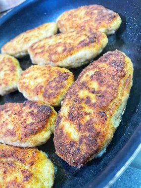 Kızartma tavası, pirzola, et, tavuk, domuz eti, dana eti, dana eti, yağ, kızartma, yağ, yağ, aşçı, mutfak, ev yemeği, yemek, kalori, protein, tuz, lezzetli aşk hayatı.