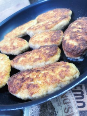 Kızartma tavası, pirzola, et, tavuk, domuz eti, dana eti, dana eti, yağ, kızartma, yağ, yağ, aşçı, mutfak, ev yemeği, yemek, kalori, protein, tuz, lezzetli aşk hayatı.