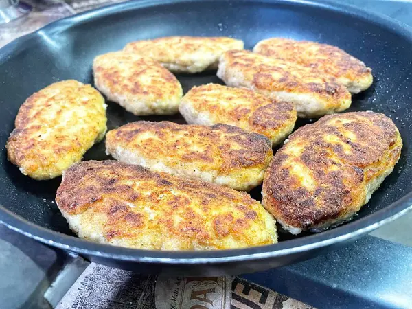 Kızartma tavası, pirzola, et, tavuk, domuz eti, dana eti, dana eti, yağ, kızartma, yağ, yağ, aşçı, mutfak, ev yemeği, yemek, kalori, protein, tuz, lezzetli aşk hayatı.