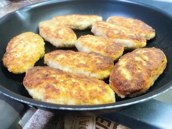 Kızartma tavası, pirzola, et, tavuk, domuz eti, dana eti, dana eti, yağ, kızartma, yağ, yağ, aşçı, mutfak, ev yemeği, yemek, kalori, protein, tuz, lezzetli aşk hayatı.