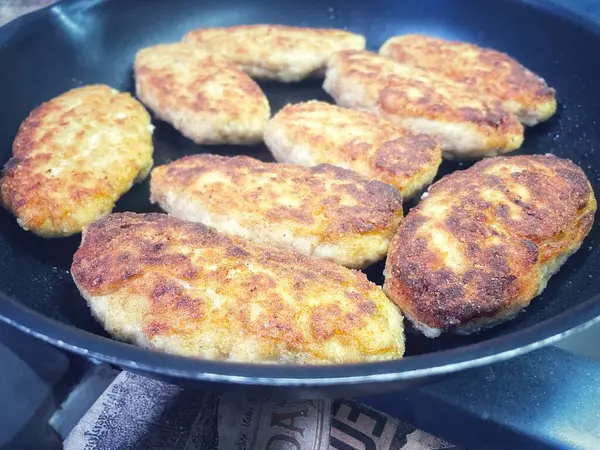 Kızartma tavası, pirzola, et, tavuk, domuz eti, dana eti, dana eti, yağ, kızartma, yağ, yağ, aşçı, mutfak, ev yemeği, yemek, kalori, protein, tuz, lezzetli aşk hayatı.