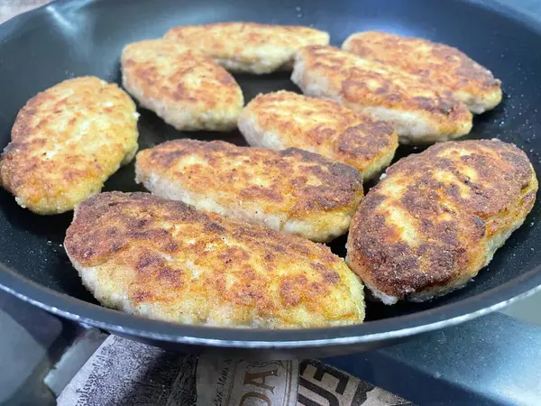 Kızartma tavası, pirzola, et, tavuk, domuz eti, dana eti, dana eti, yağ, kızartma, yağ, yağ, aşçı, mutfak, ev yemeği, yemek, kalori, protein, tuz, lezzetli aşk hayatı.