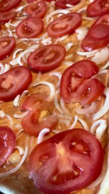 Domates, domates, soğan, hamur, ev yapımı pastalar, sos, mutfak, masa, yemek