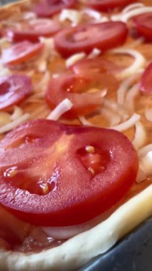 Domates, domates, soğan, hamur, ev yapımı pastalar, sos, mutfak, masa, yemek