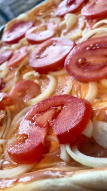 Domates, domates, soğan, hamur, ev yapımı pastalar, sos, mutfak, masa, yemek