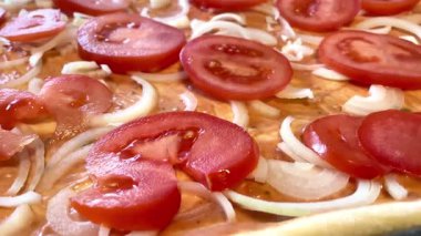 Domates, domates, soğan, hamur, ev yapımı pastalar, sos, mutfak, masa, yemek