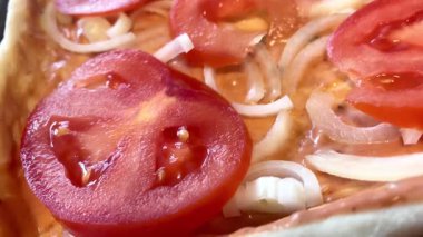 Domates, domates, soğan, hamur, ev yapımı pastalar, sos, mutfak, masa, yemek