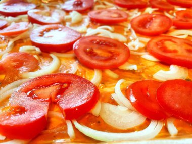 Domates, domates, soğan, hamur, ev yapımı pastalar, pizza, sos, mutfak, masa, yemek