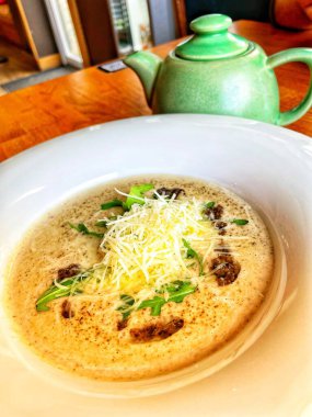 Mantar kremi çorbası, tabak, peynir, parmesan, yeşiller, masa, öğle yemeği, yemek, ilk yemekler.