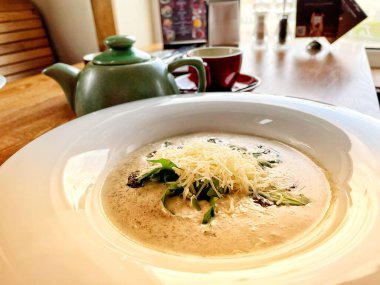 Mantar kremi çorbası, tabak, peynir, parmesan, yeşiller, masa, öğle yemeği, yemek, ilk yemekler.