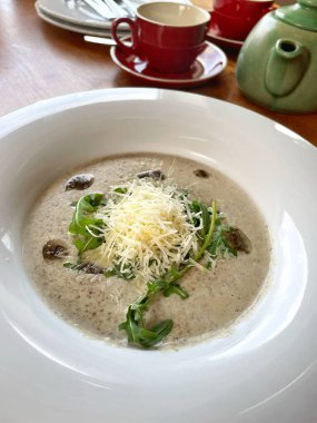 Mantar kremi çorbası, tabak, peynir, parmesan, yeşiller, masa, öğle yemeği, yemek, ilk yemekler.