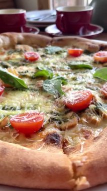 Pizza, yemek, domates, peynir, parmesan, masa, kahvaltı, öğle yemeği, çay, çay, çaydanlık