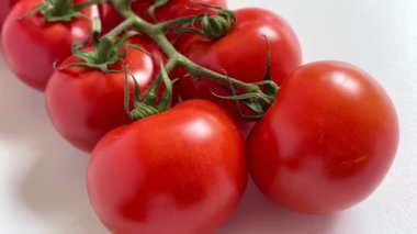 Asmada domates, domates, domates, domates, kırmızı, vegan, organik, botanik, yemek, sebze, lezzetli, vitamin, sağlık, uzun yaşam.