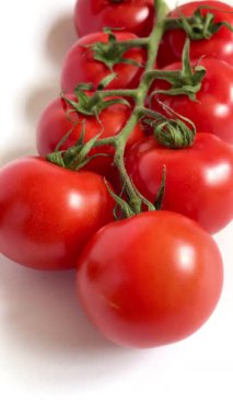 Asmada domates, domates, domates, domates, kırmızı, vegan, organik, botanik, yemek, sebze, lezzetli, vitamin, sağlık, uzun yaşam.