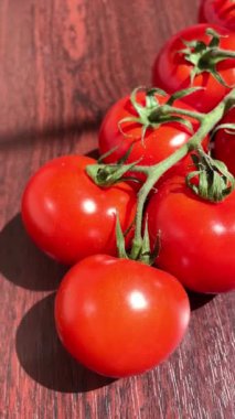 Asmada domates, domates, domates, domates, kırmızı, vegan, organik, botanik, yemek, sebze, lezzetli, vitamin, sağlık, uzun yaşam.