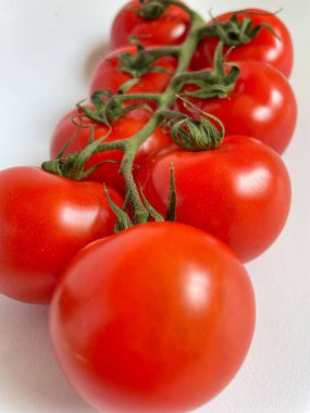 Asmada domates, domates, domates, domates, kırmızı, vegan, organik, botanik, yemek, sebze, lezzetli, vitamin, sağlık, uzun yaşam.