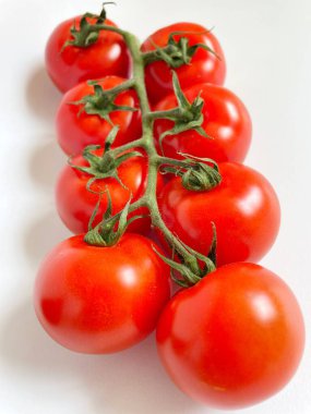 Asmada domates, domates, domates, domates, kırmızı, vegan, organik, botanik, yemek, sebze, lezzetli, vitamin, sağlık, uzun yaşam.