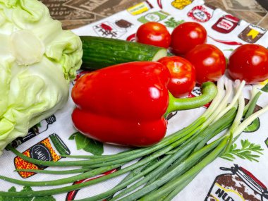 Sebze, botanik, organik, vegan, lahana, yeşil soğan, kırmızı biber, domates, salatalık, mutfak, masa, salata, vitamin, yemek, yemek.