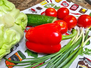 Sebze, botanik, organik, vegan, lahana, yeşil soğan, kırmızı biber, domates, salatalık, mutfak, masa, salata, vitamin, yemek, yemek.