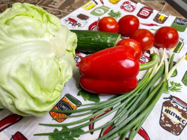 Sebze, botanik, organik, vegan, lahana, yeşil soğan, kırmızı biber, domates, salatalık, mutfak, masa, salata, vitamin, yemek, yemek.